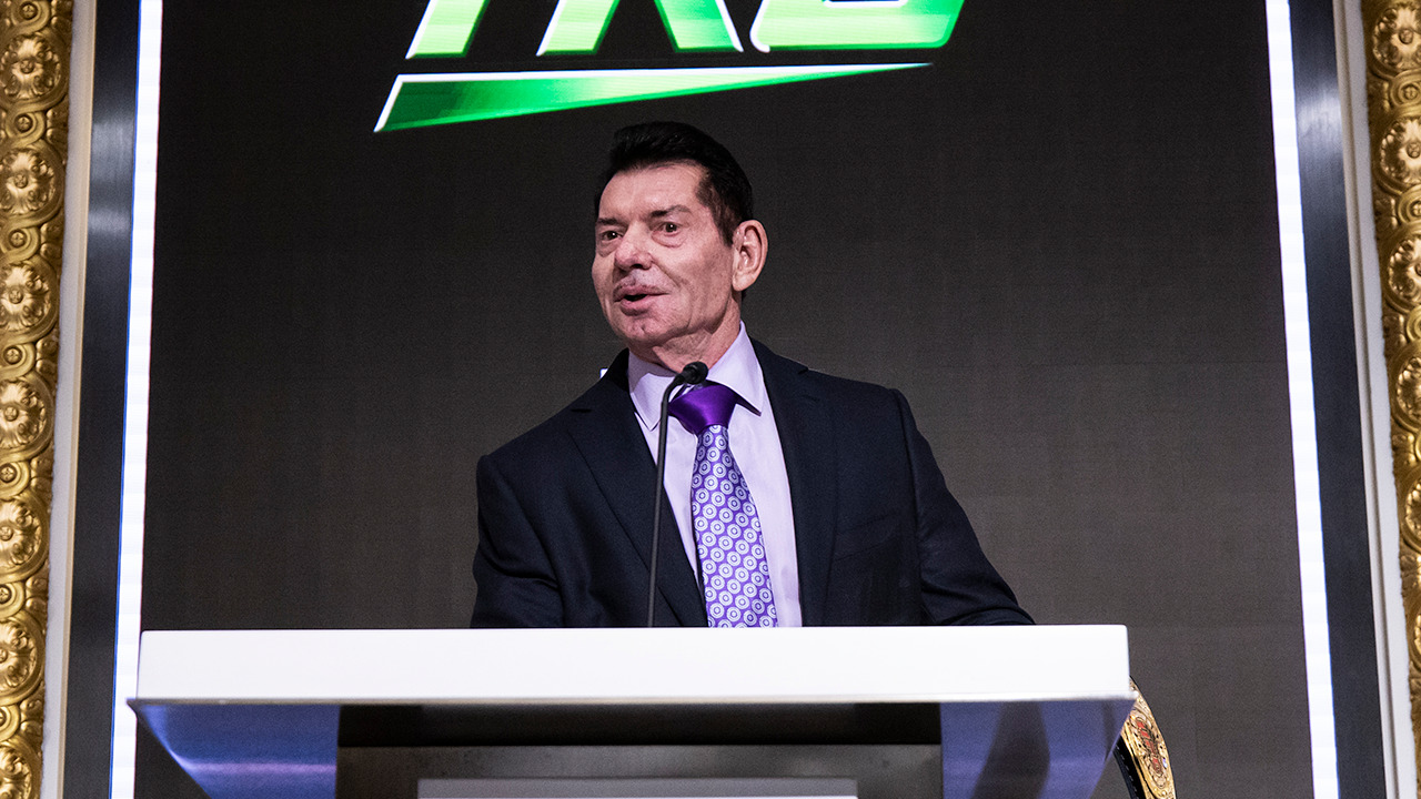 Vince McMahon từ chức khỏi công ty mẹ của WWE và UFC sau cáo buộc lạm dụng tình dục