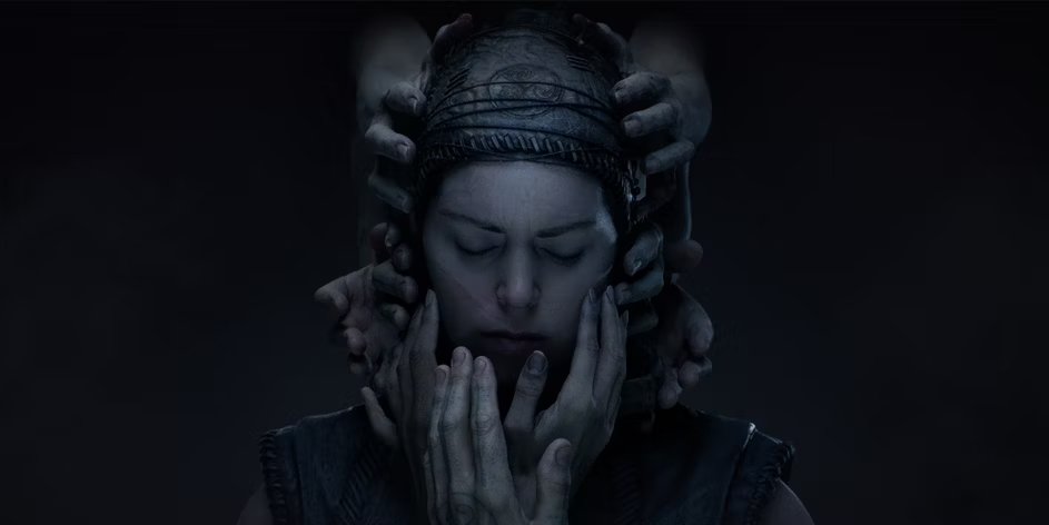 senua-with-her-eyes-closed-covered-in-hands-in-a-dark-misty-room