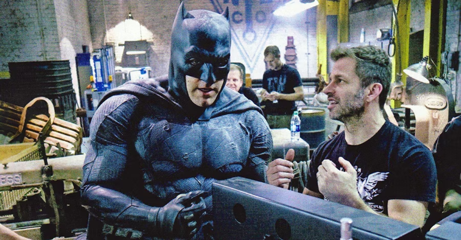 Zack Snyder cho biết fan DC là đám người bị tẩy não vì không trân trọng phim của mình