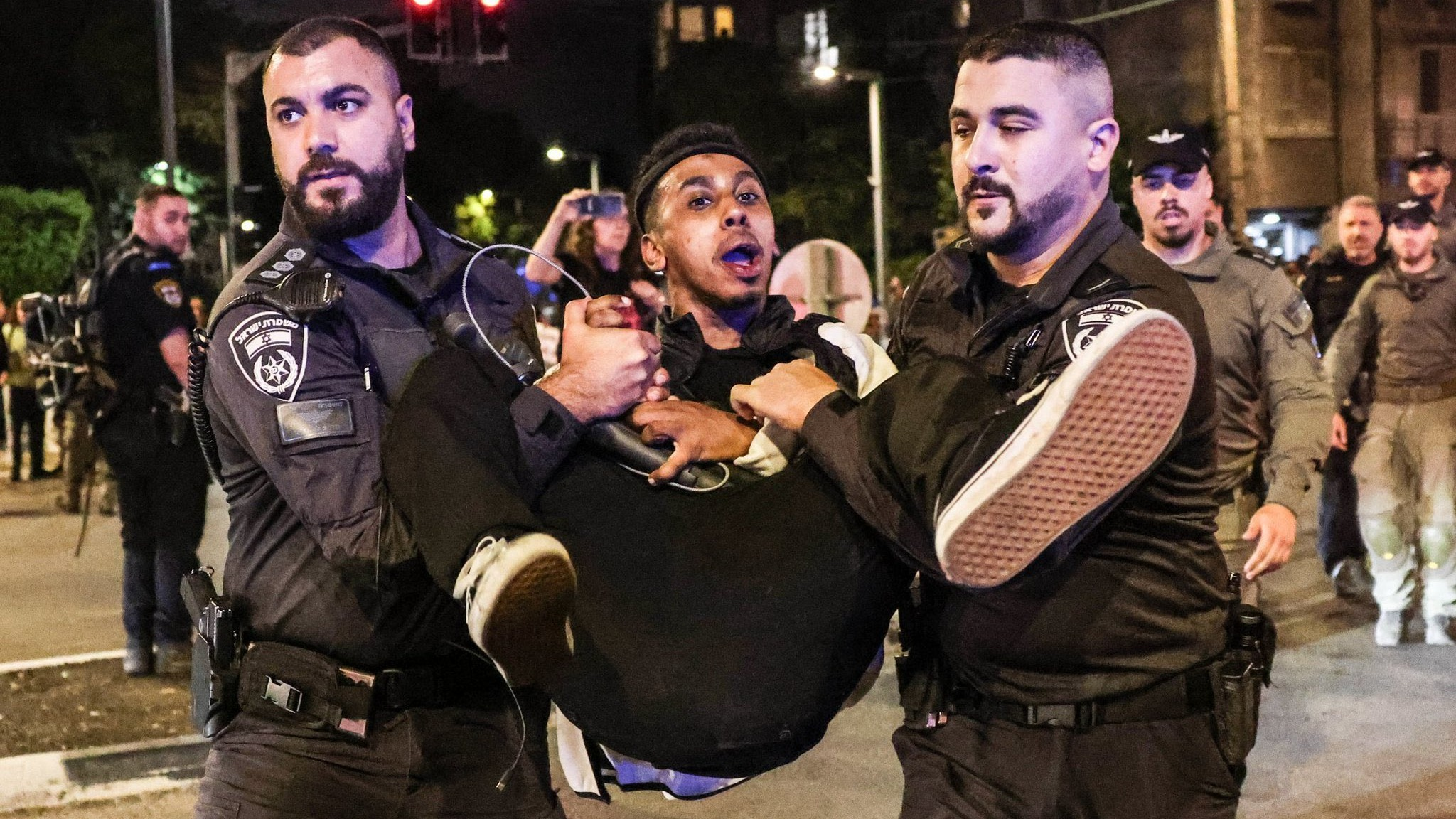 Streamer tai tiếng Johnny Somali kích động sĩ quan cảnh sát Israel và bị bắt giữ