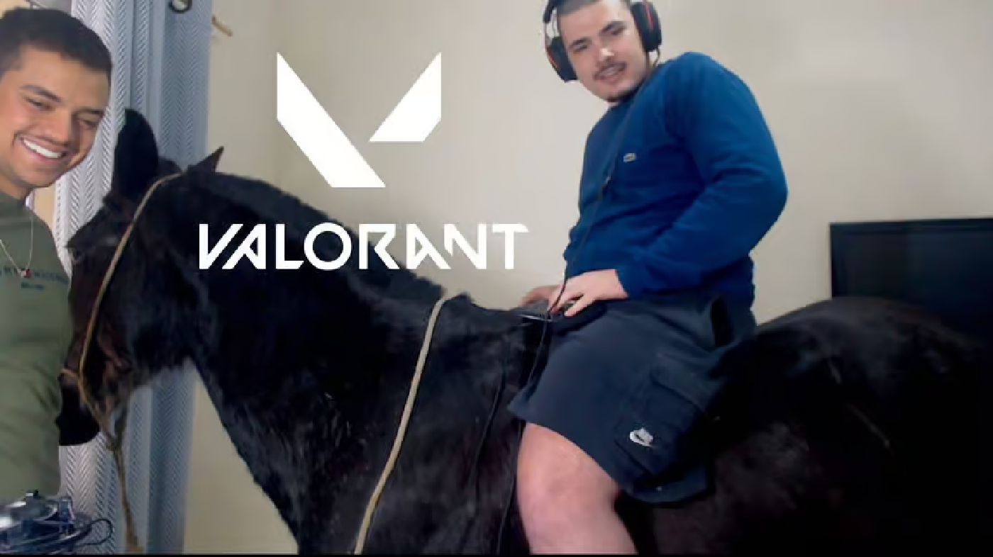 Streamer Valorant đấu rank trong lúc cưỡi ngựa