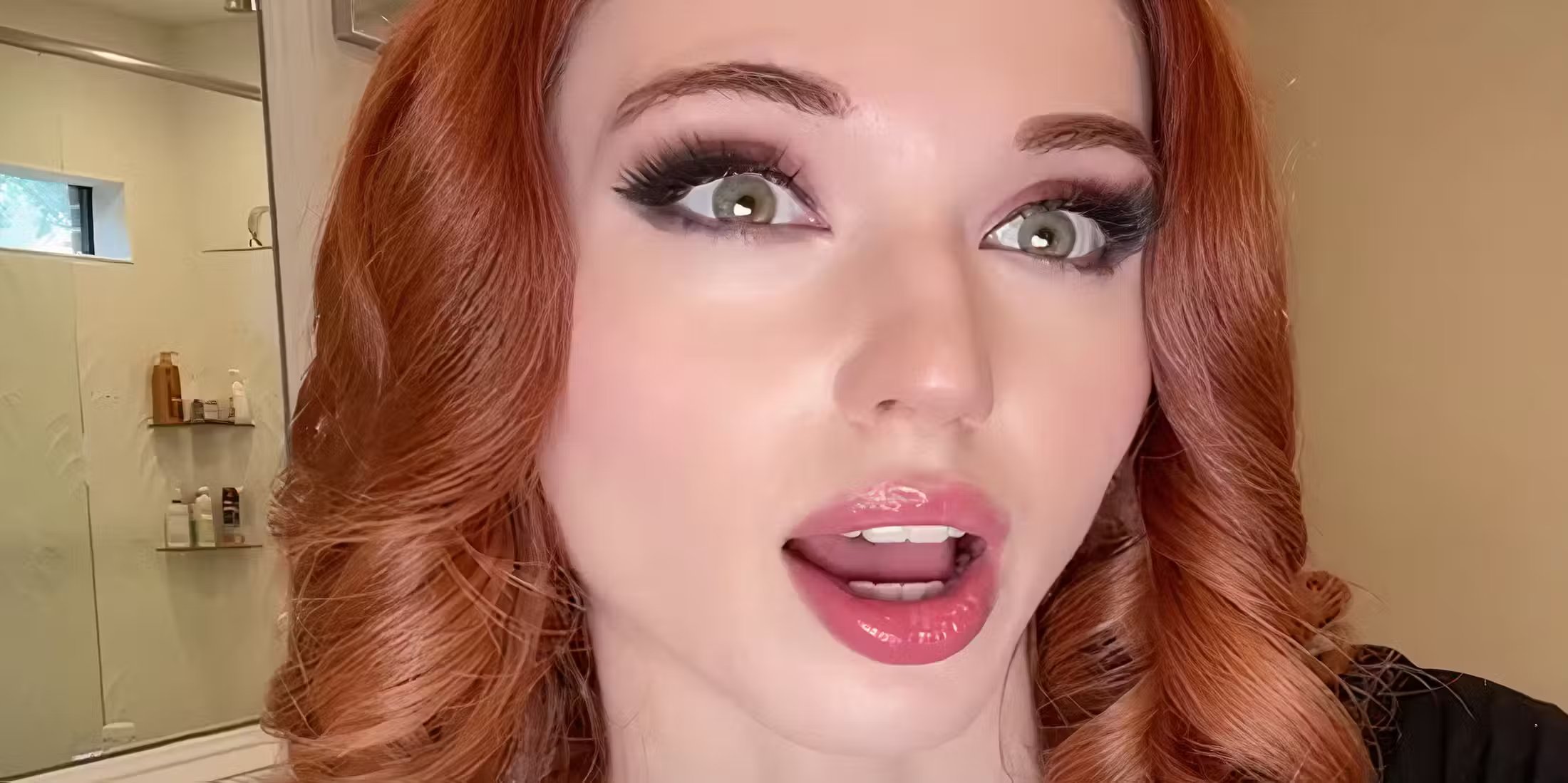 Kênh YouTube của Amouranth đã bị cấm