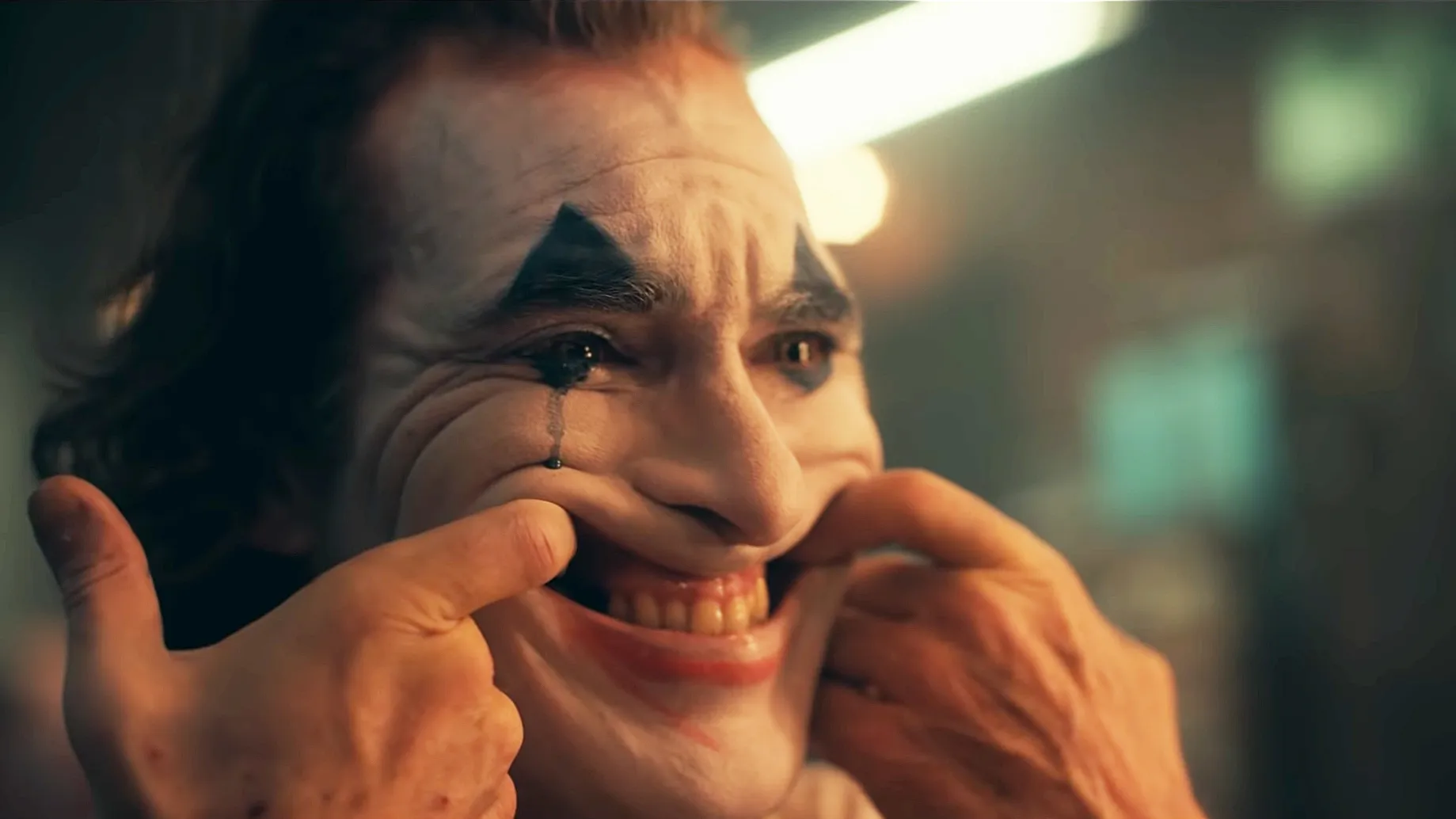 Christopher Nolan đã yêu cầu chỉnh sửa lại cái kết của Joker (2019)