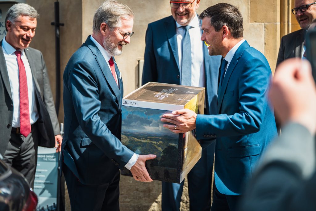 Thủ tướng Séc nhận bản đặc biệt Kingdom Come: Deliverance 2-gamelade